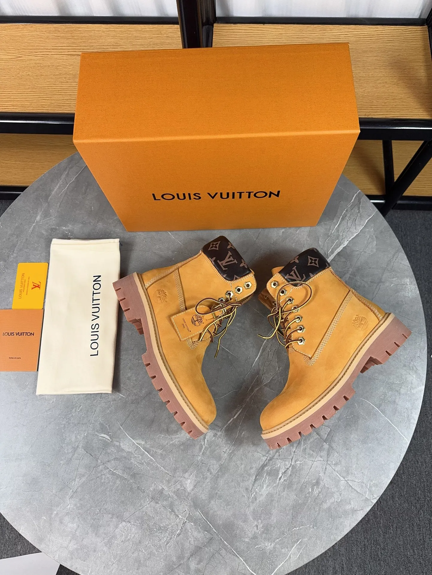 Couple model 💰700 ❤️Top version: Couple model LV x Timberland Timberland joint model Presbyopia Embossed Rhubarb boots Ankle boots Short boots LV x Timberland ankle boots are made of Monogram embossed waterproof nubuck cow leather, relying on the brand's exquisite craftsmanship to carefully reshape the classic Timberland 6-inch boot shape in Italy, and make an eye-catching appearance in 2024 created by Pharrell Williams with American workwear style Autumn and winter menswear show. Monogram embossed tongue, original Timberland laces and outsole are exquisite details, and the leather label expresses the cooperation logo. Exquisite packaging at the delivery counter🛍📦 ▪️Material: Original customized imported first-layer cowhide ▪️Inner lining: Original customized leather lining/mesh lining ▪️Outsole: Original molded anti-slip rubber material ▪️Sole thickness: 3.5CM ▪️Size: Women's 35-40 Men's 39-46